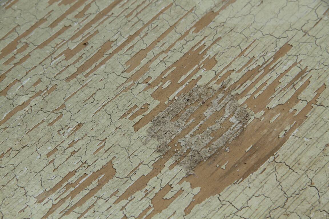 Vintage pair of 20th century Venetian Baroque style nightstands in painted wood