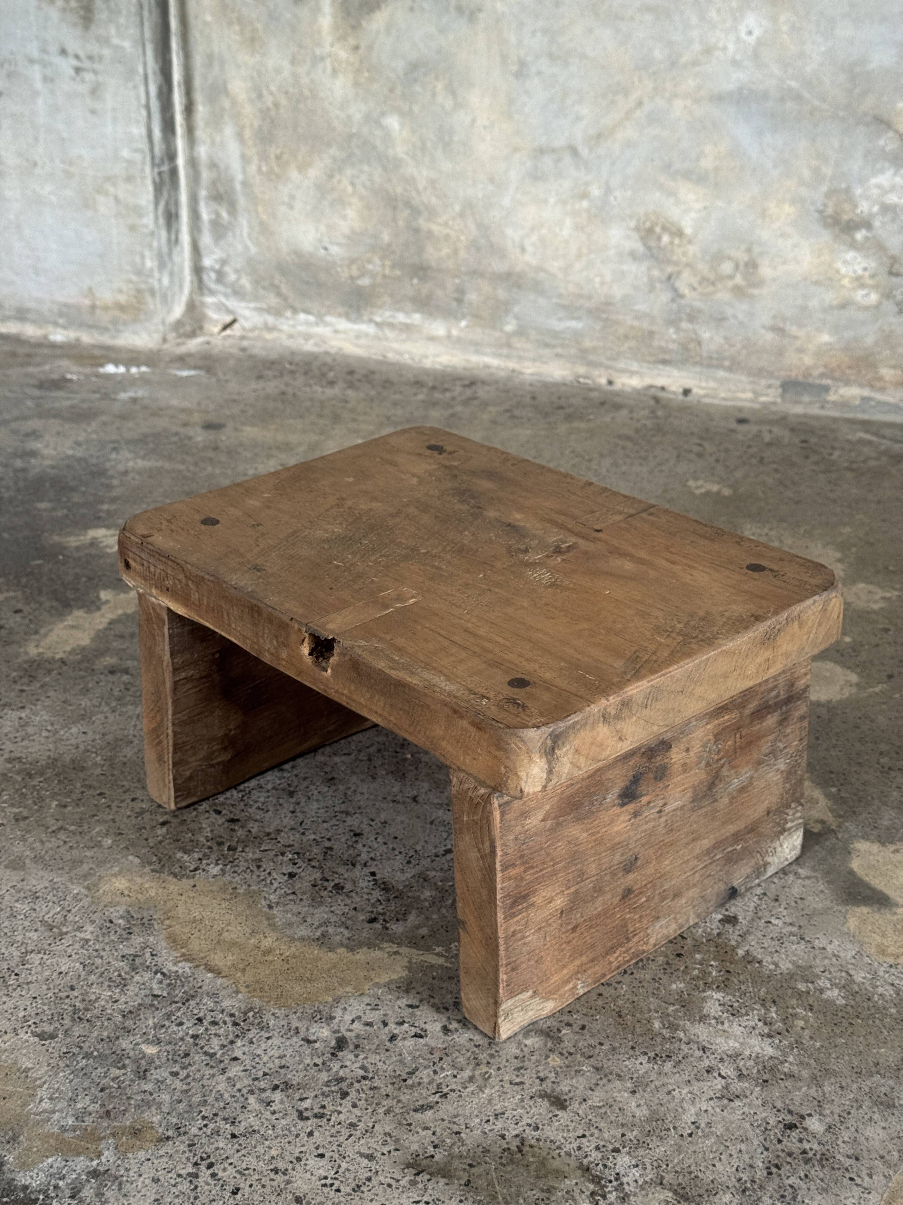 Small auxiliary stool in light upcycled teak (3276)