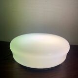 Round table lamp in opaline glass