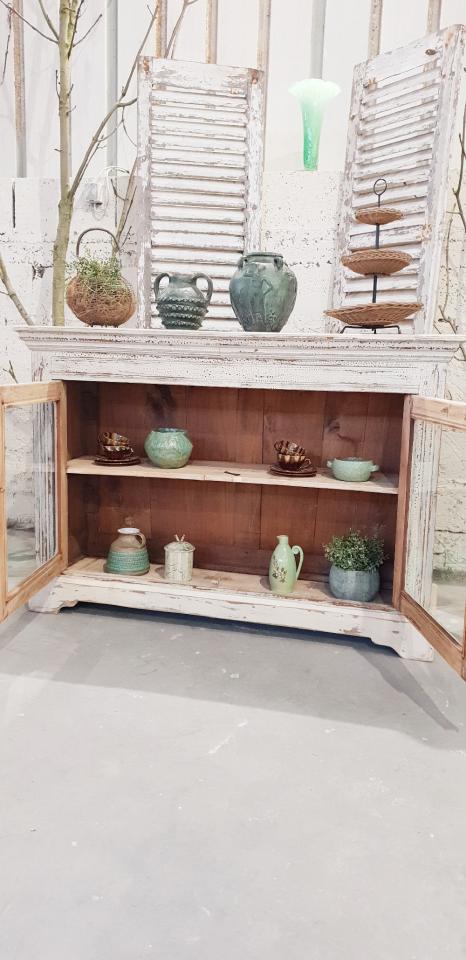 Buffe- vintage showcase