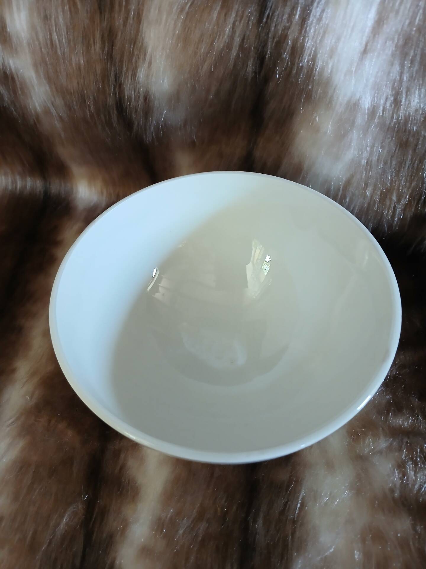 2 old model bowls tablecloth