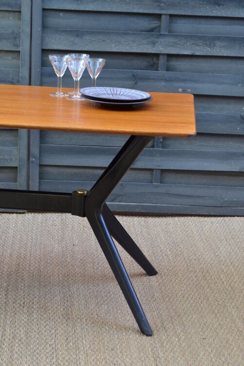 Dining table by E-gum