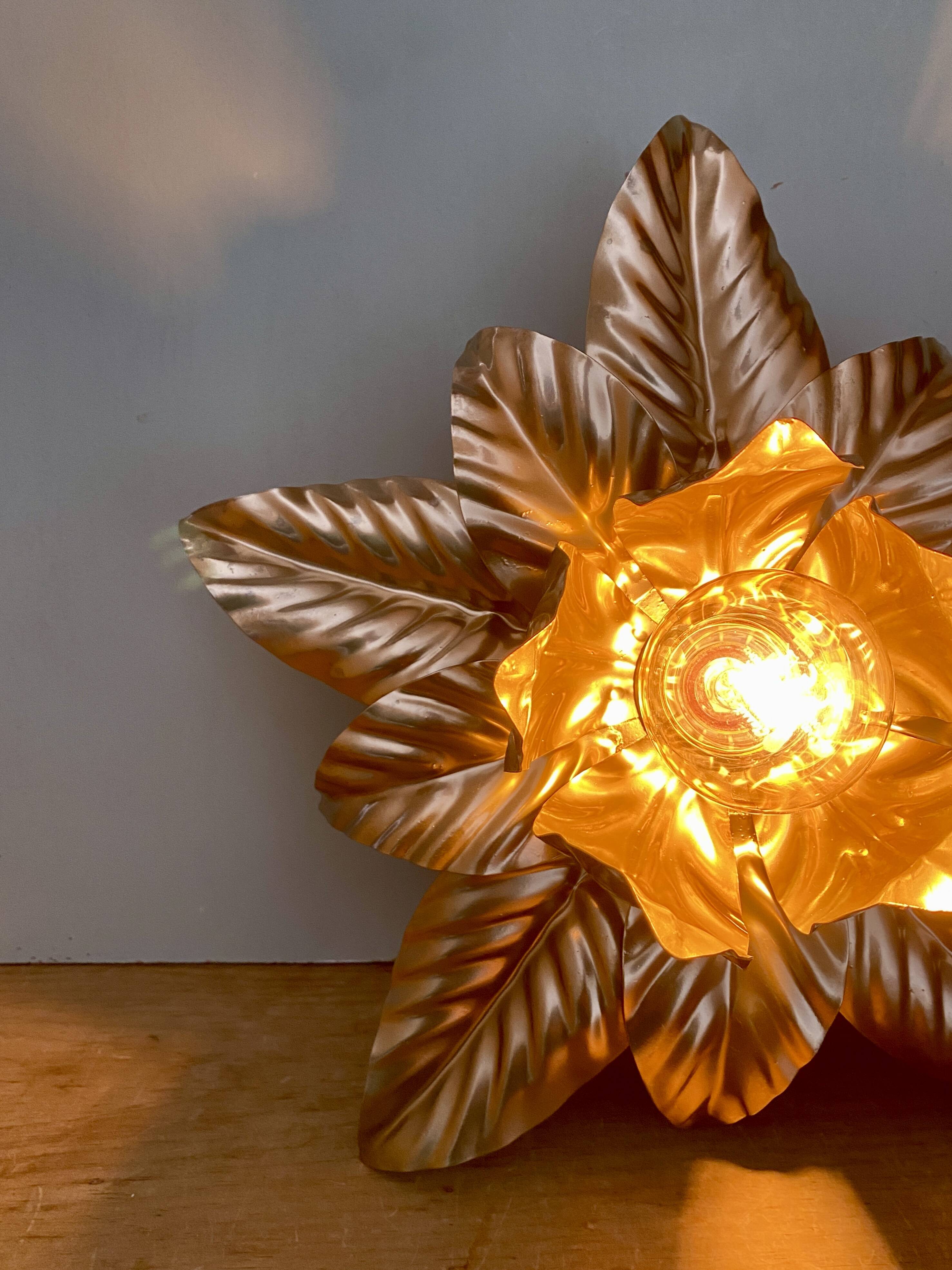 Vintage wall light in gold metal with leaf decorations