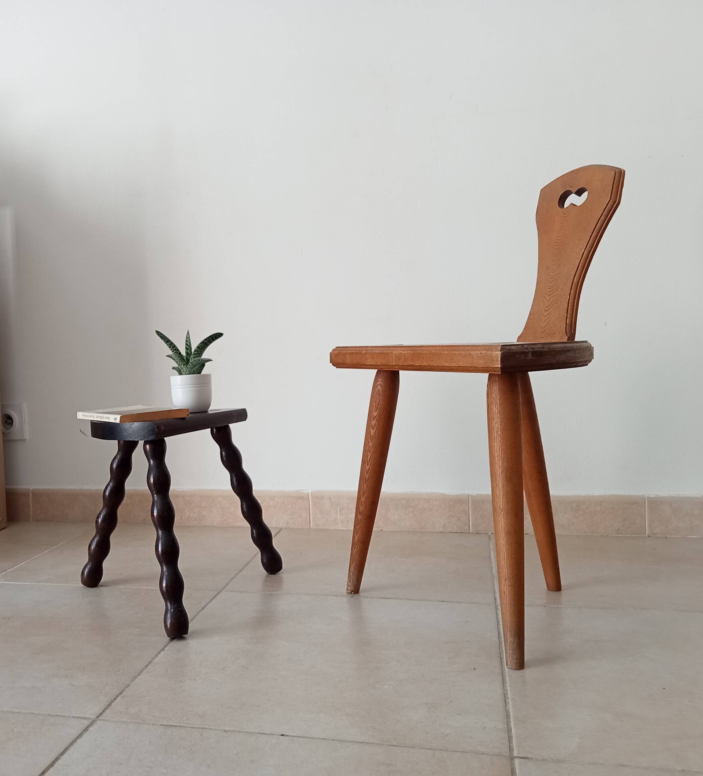Low brutalist tripod chair in solid oak from the 1960s.