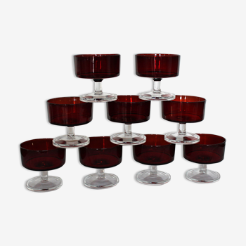 9 coupes à champagne en verre rouge