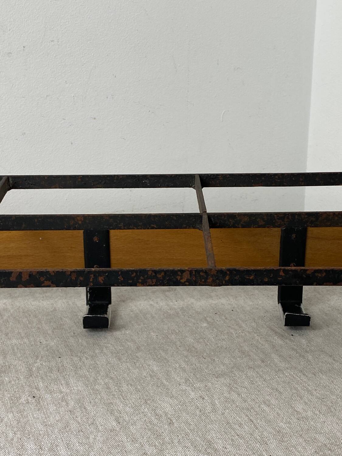 Wall-mounted coat rack with 5 wood and iron hooks