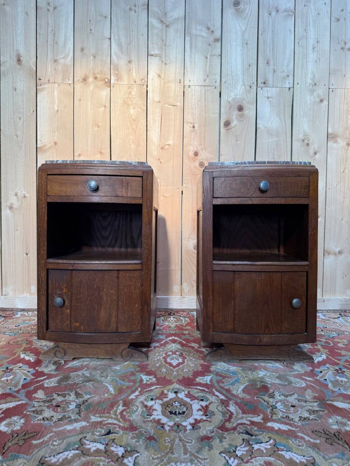 Paire de tables de chevet – Époque Art Déco – Chêne massif et marbre