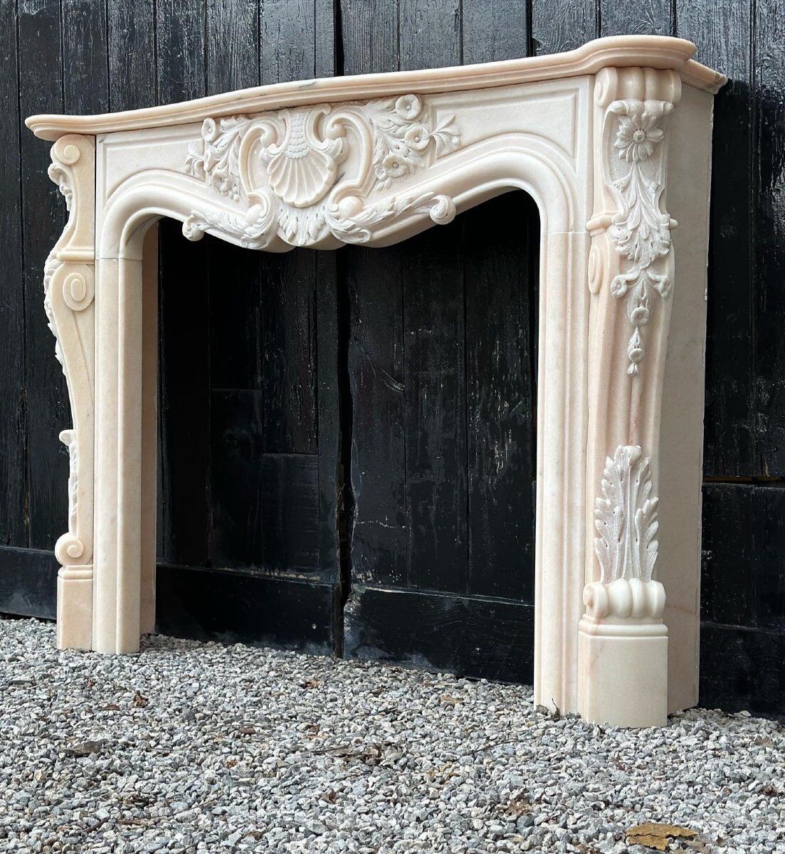 Cheminée de style Louis XV en marbre rose vers 1980