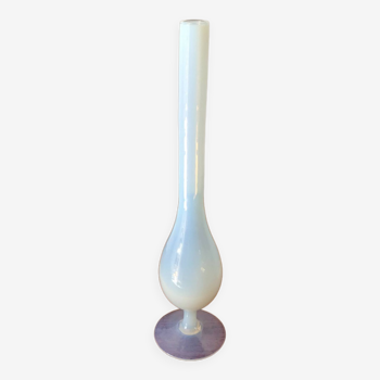 Vase en opaline blanc élancé années 50-60