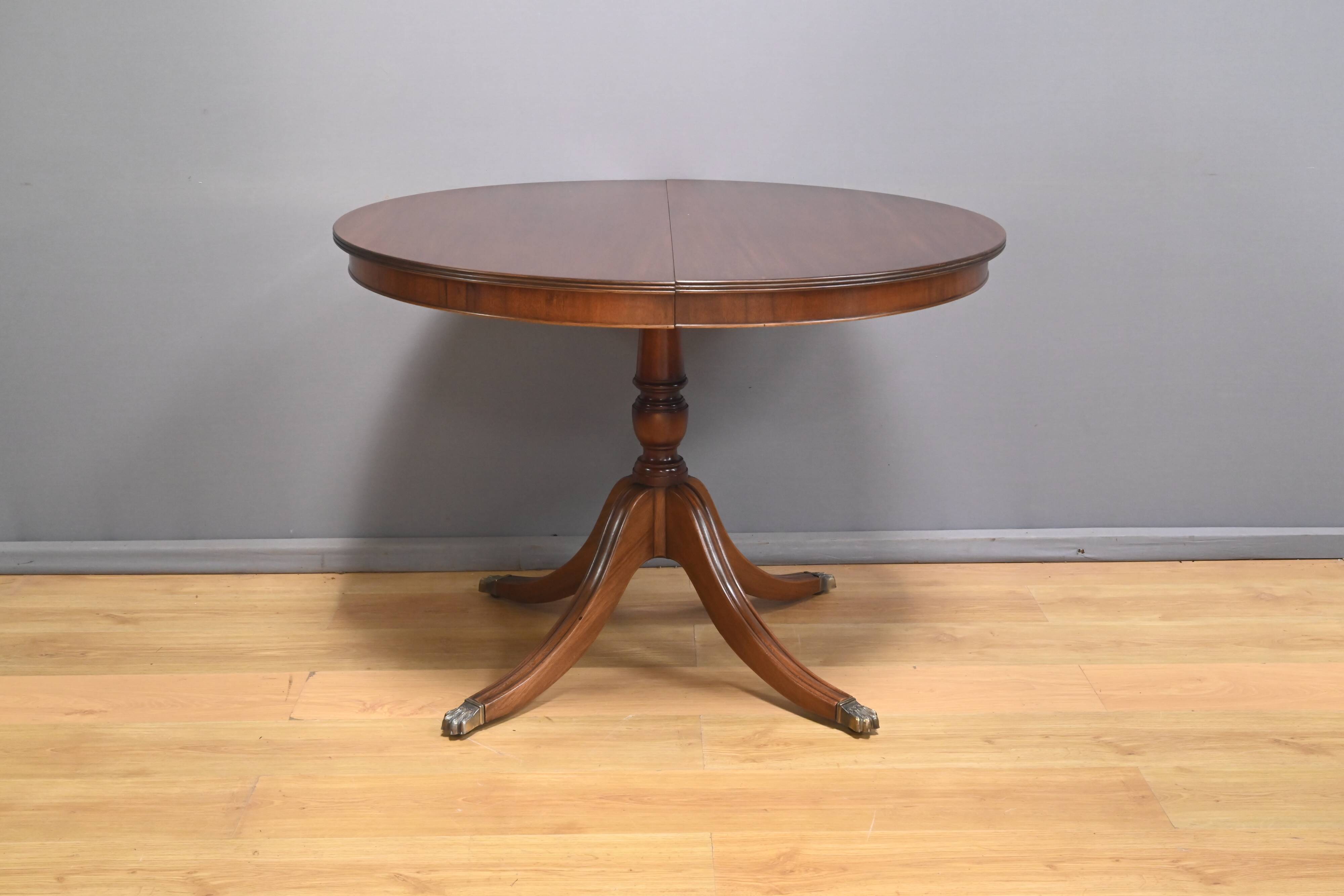 English Style Mahogany Extendable Pedestal Table - 1960