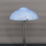 Lampe en fer forgé et abat-jour en verre bleu aux clématites, France, Art Déco, circa 1920