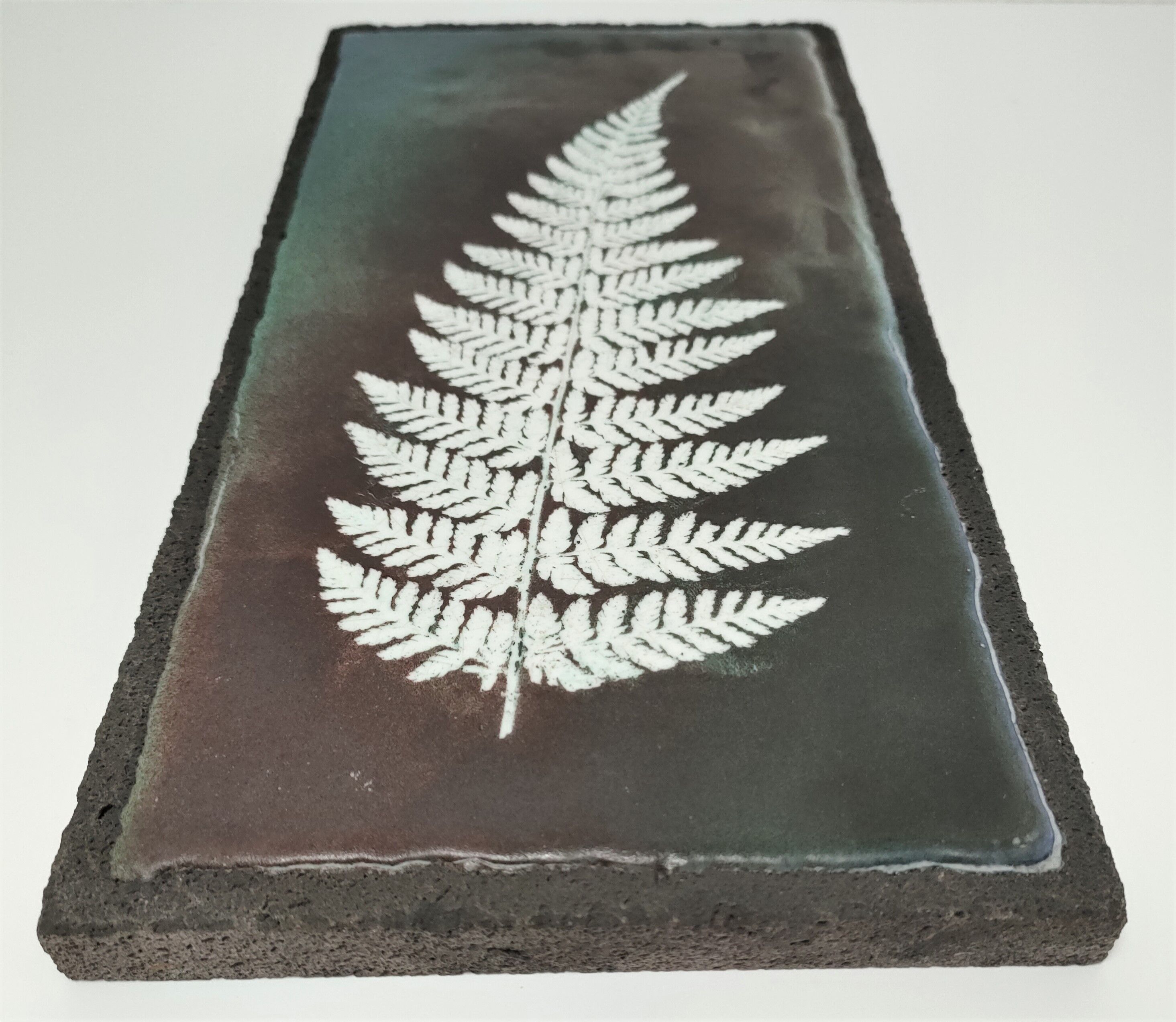 Plaque de lave émaillée à décor de fougère