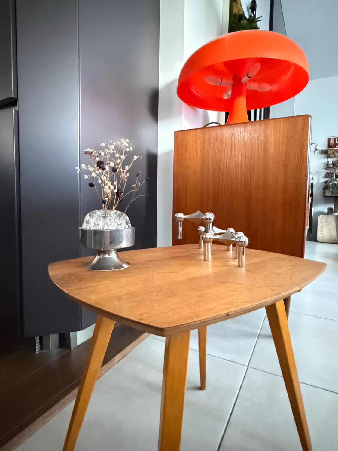 Table d'appoint vintage en bois et pieds compas