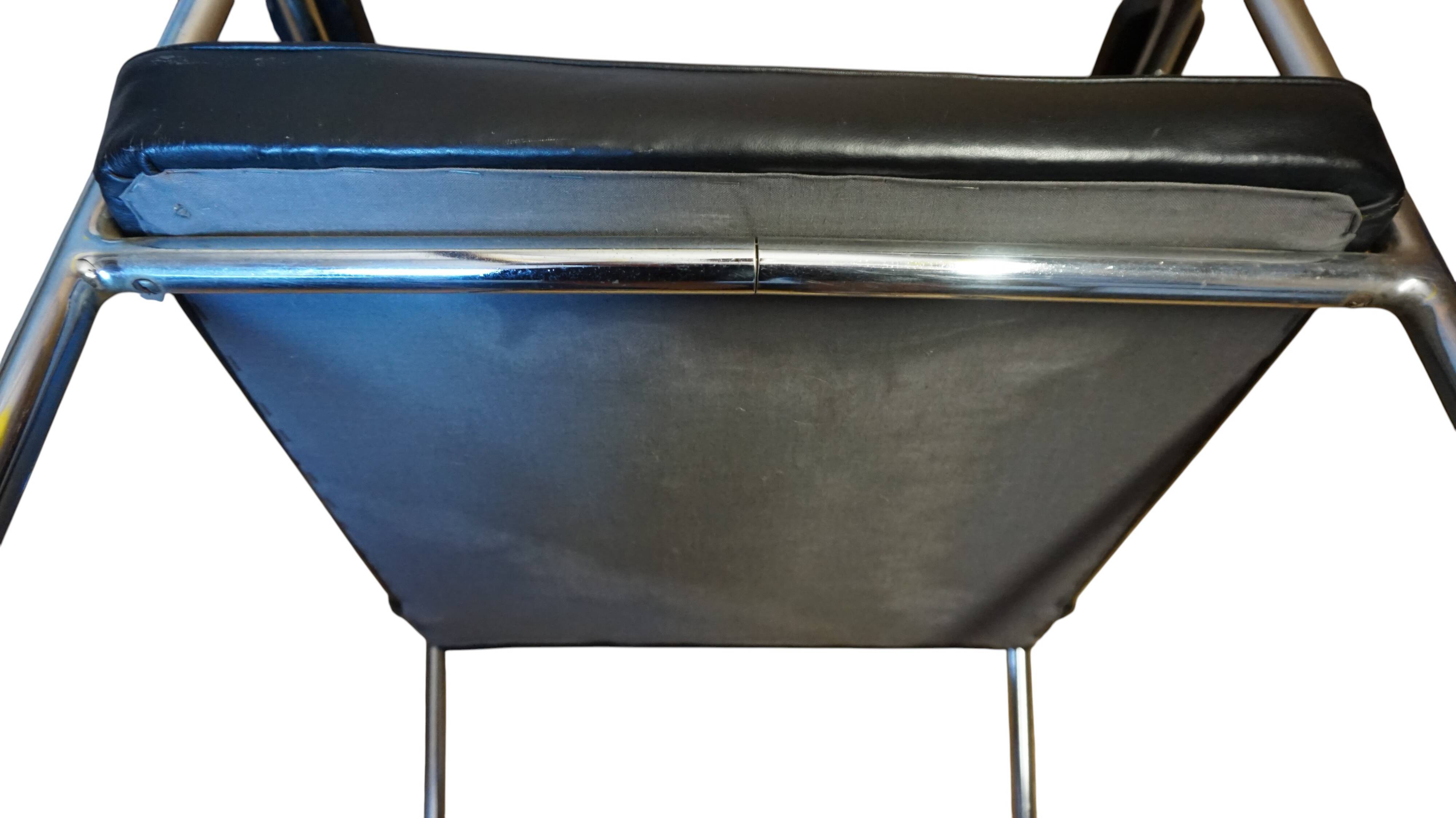 Set of 2 tubular steel Bauhaus Streamline leather armchairs, 1930.