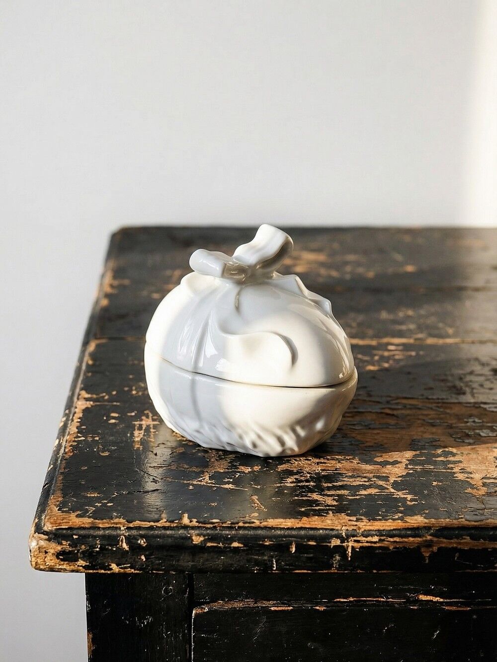 Jewellery box or Easter sweet jar in white porcelain Apilco Deshoulières