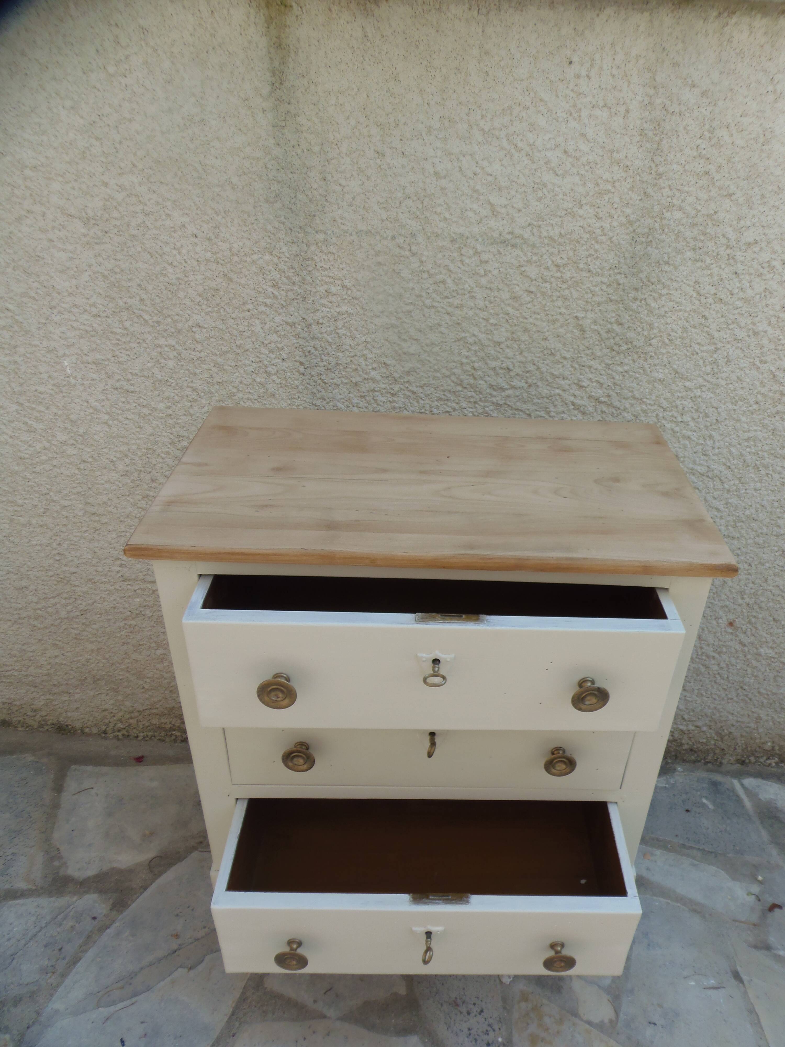 Petite commode classique sublimée en beige, plateau bois.