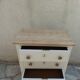 Petite commode classique sublimée en beige, plateau bois.