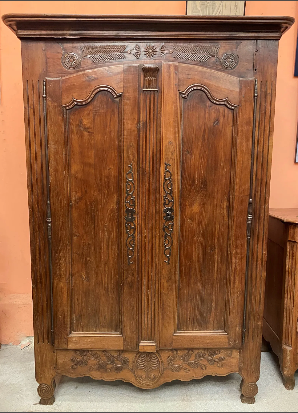 Armoire à linge ancienne noyer mouluré et sculpté XVIIIème siècle travail ancien parisien rustique