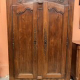 Armoire à linge ancienne noyer mouluré et sculpté XVIIIème siècle travail ancien parisien rustique