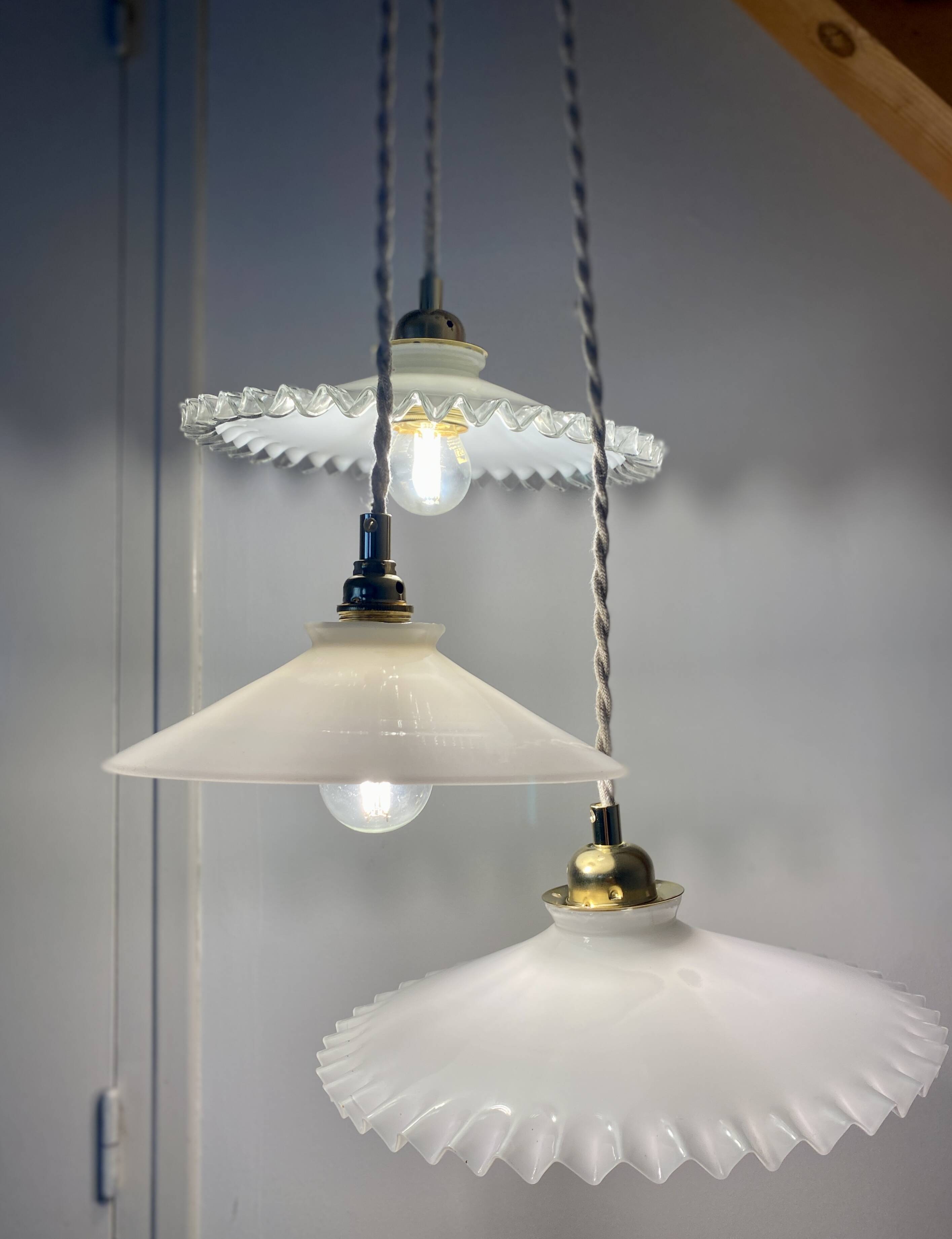Suspension triple abat-jour vintage en opaline blanche