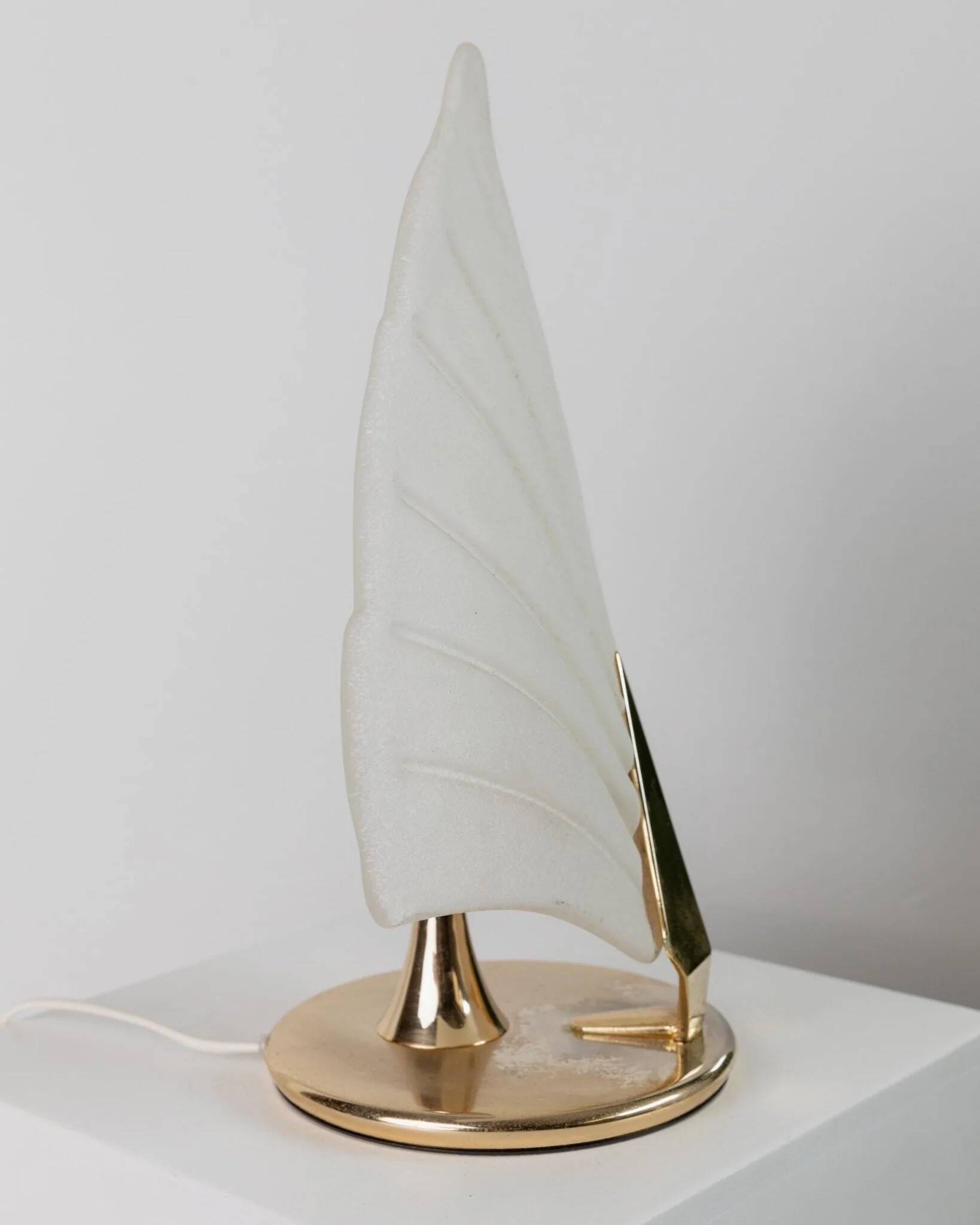 Vintage Murano glass table lamp – leaf-shaped shade with a gold metal base – Italy 1980s