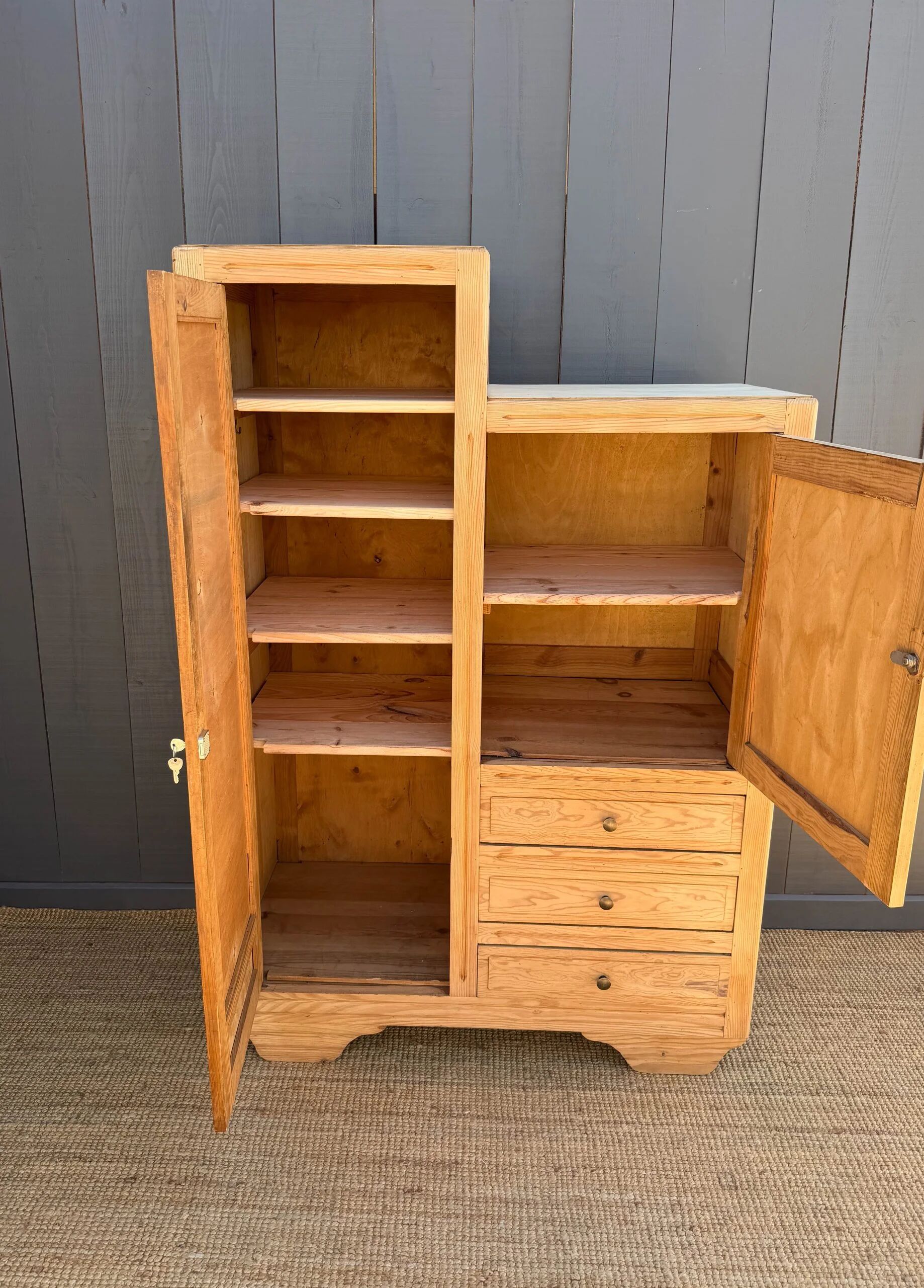 Armoire asymétrique