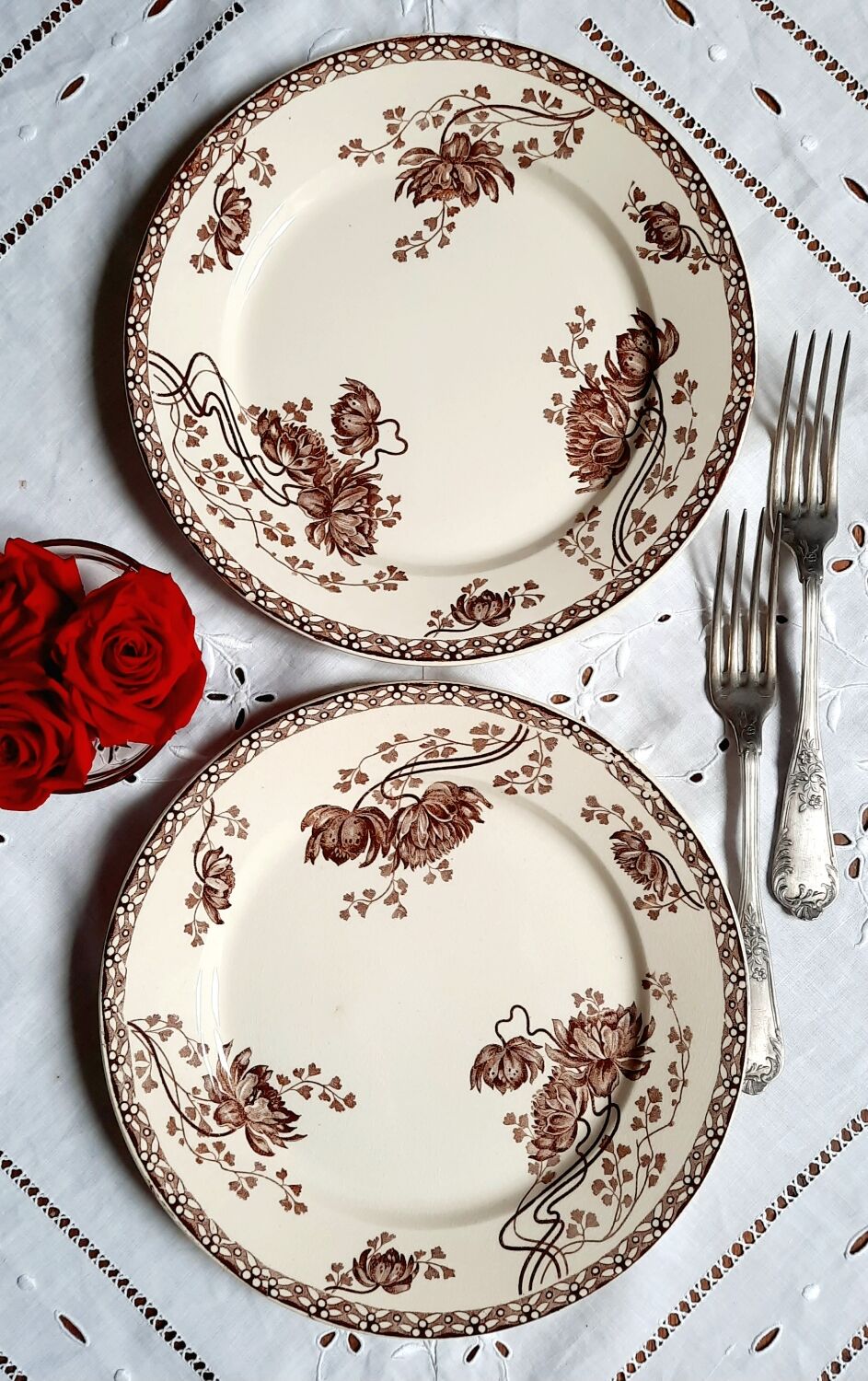 Assiettes plates anciennes dépareillées en faïence terre de fer
