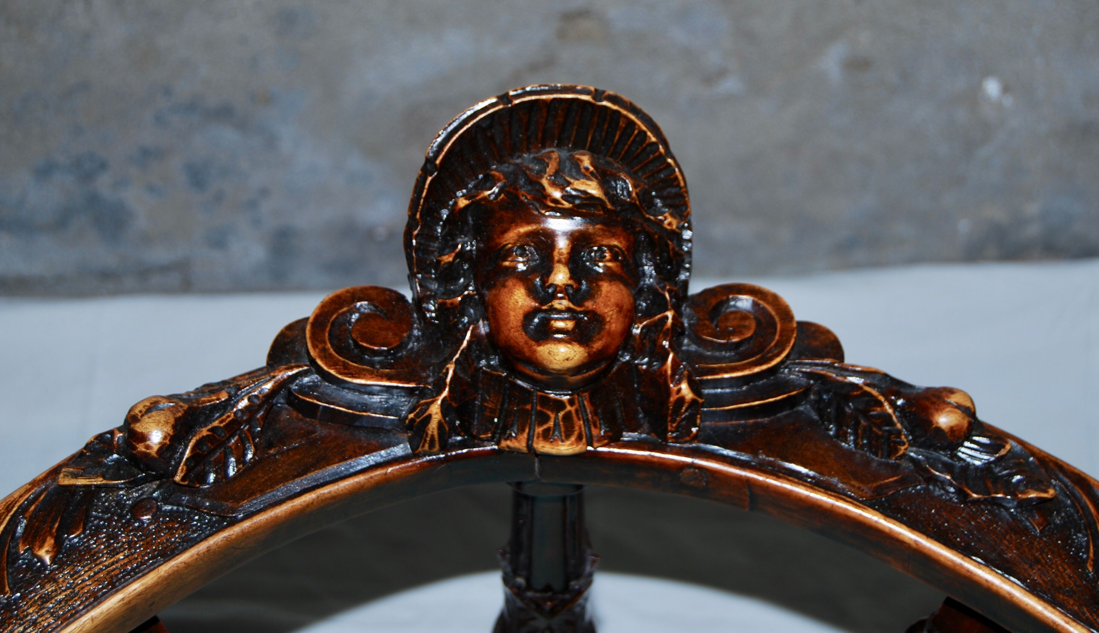 Fauteuil d'angle néo-renaissance en noyer sculpté