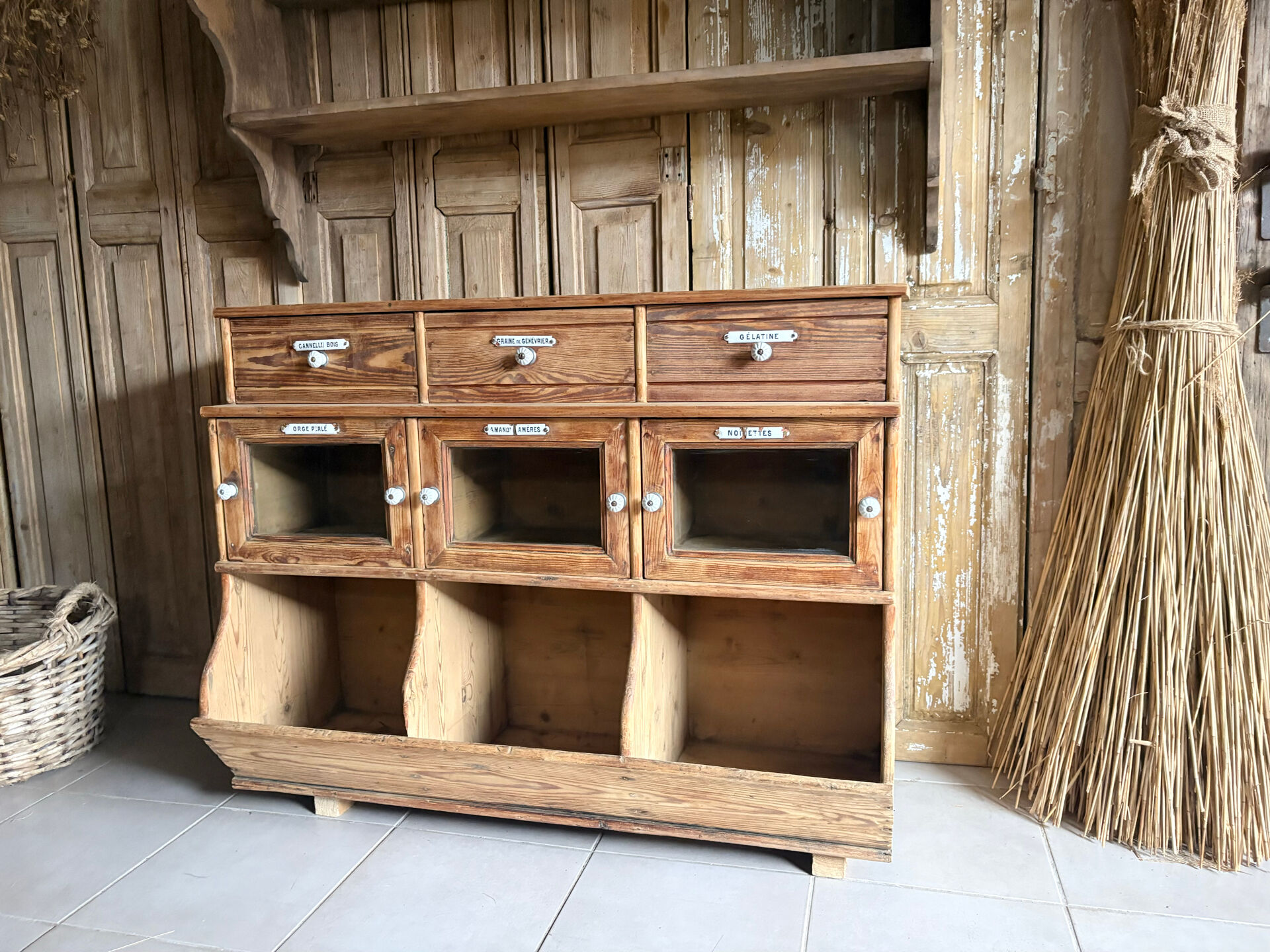 Ancien Meuble Grainetier D’épicerie – Tiroirs, Vitrines & Plaques Émai