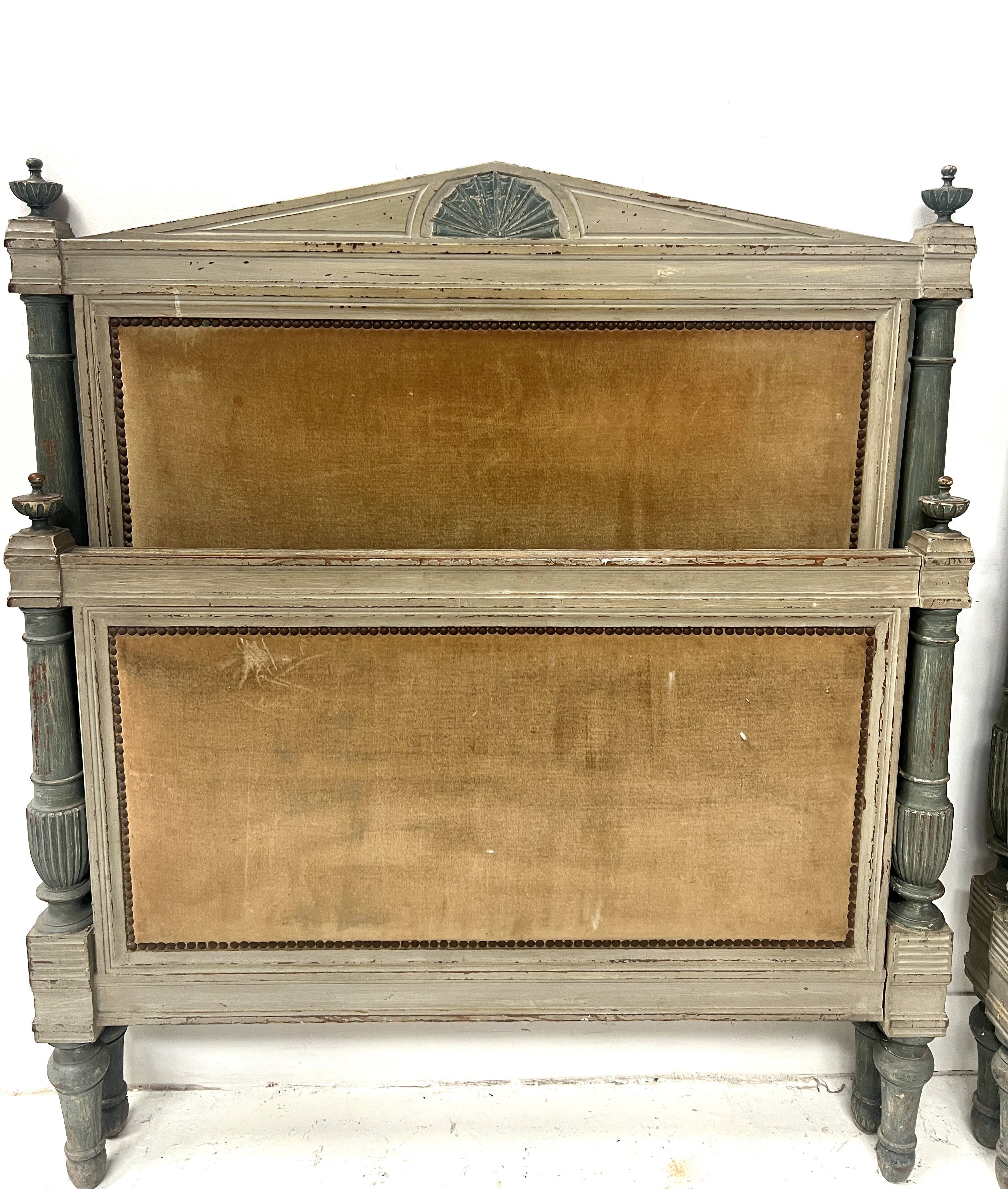 Paire de lits de style Directoire en hetre rechampi XX siècle