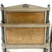 Paire de lits de style Directoire en hetre rechampi XX siècle