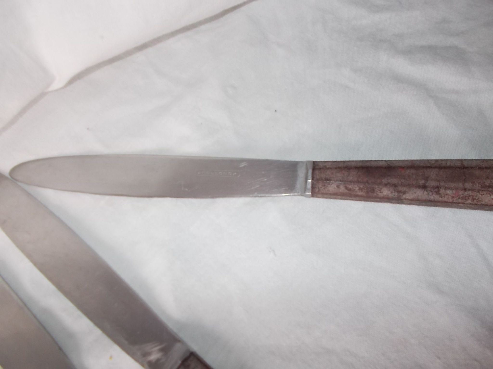 Set of knives with brown Bakelite handles.