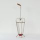Porte-parapluie vintage en métal courbé, détails rouges et poignée en bambou, années 1950.