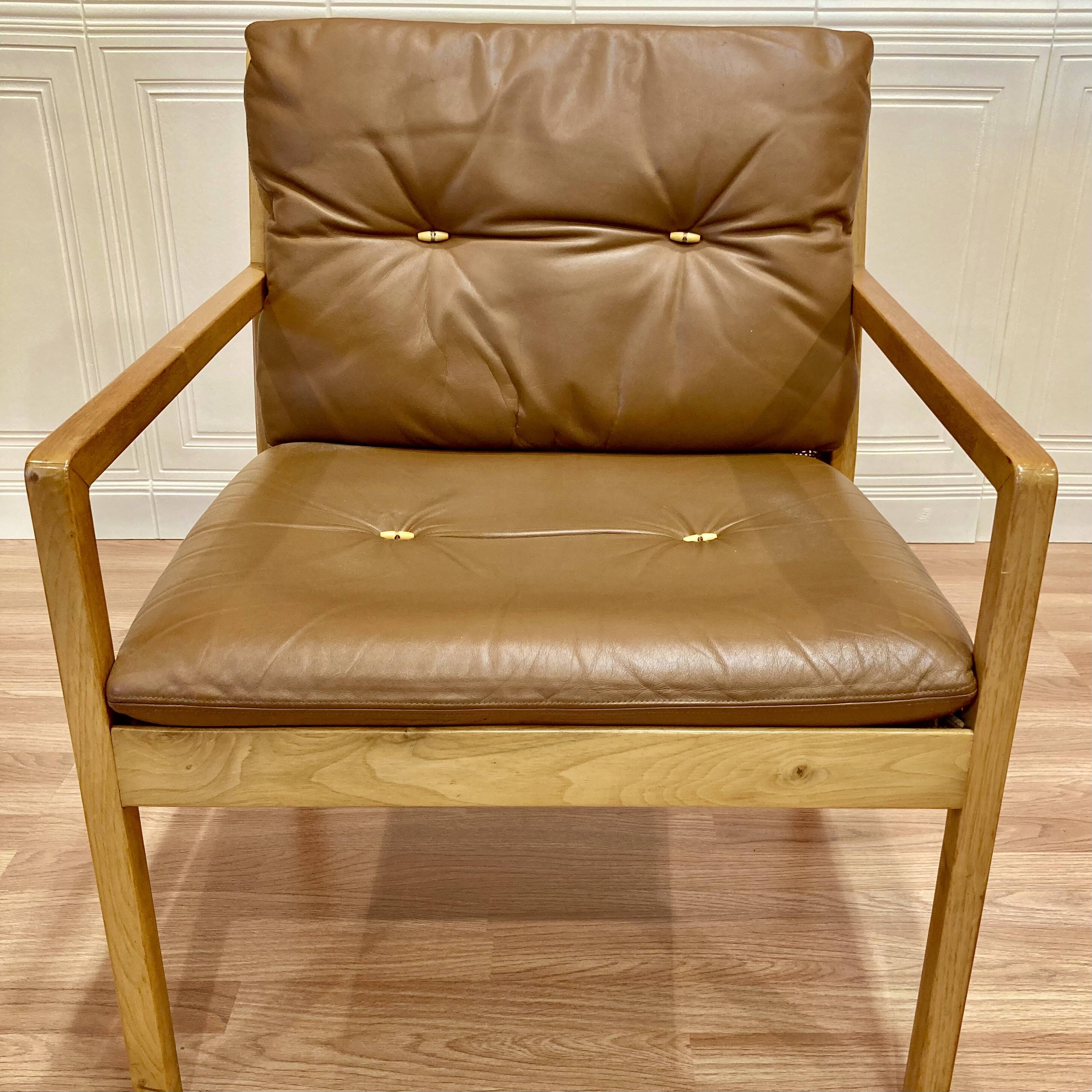 Fauteuil cuir design scandinave "Bernt Petersen" 1960.