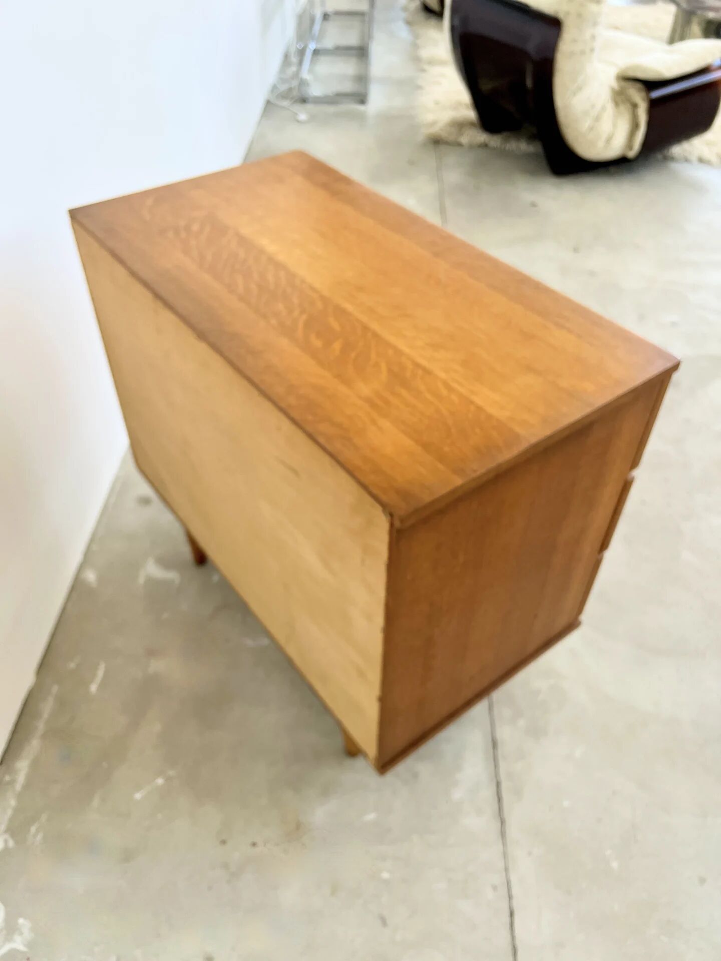 Commode scandinave 3 tiroirs en chêne, boutons noirs — années 60