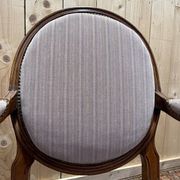 Paire de fauteuils cabriolets Louis XVI dossier médaillon