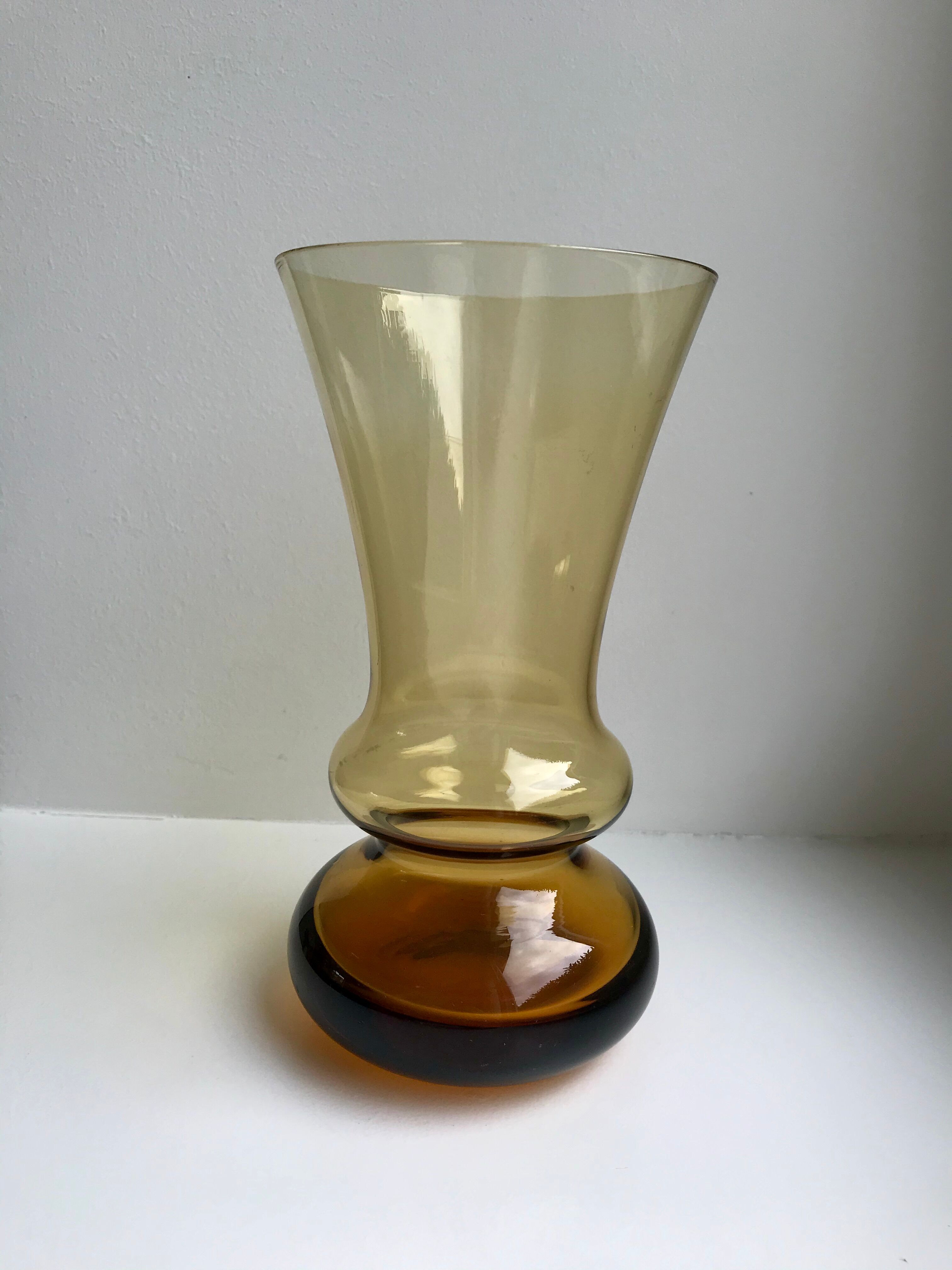 Vase diabolo en verre ambré années 70