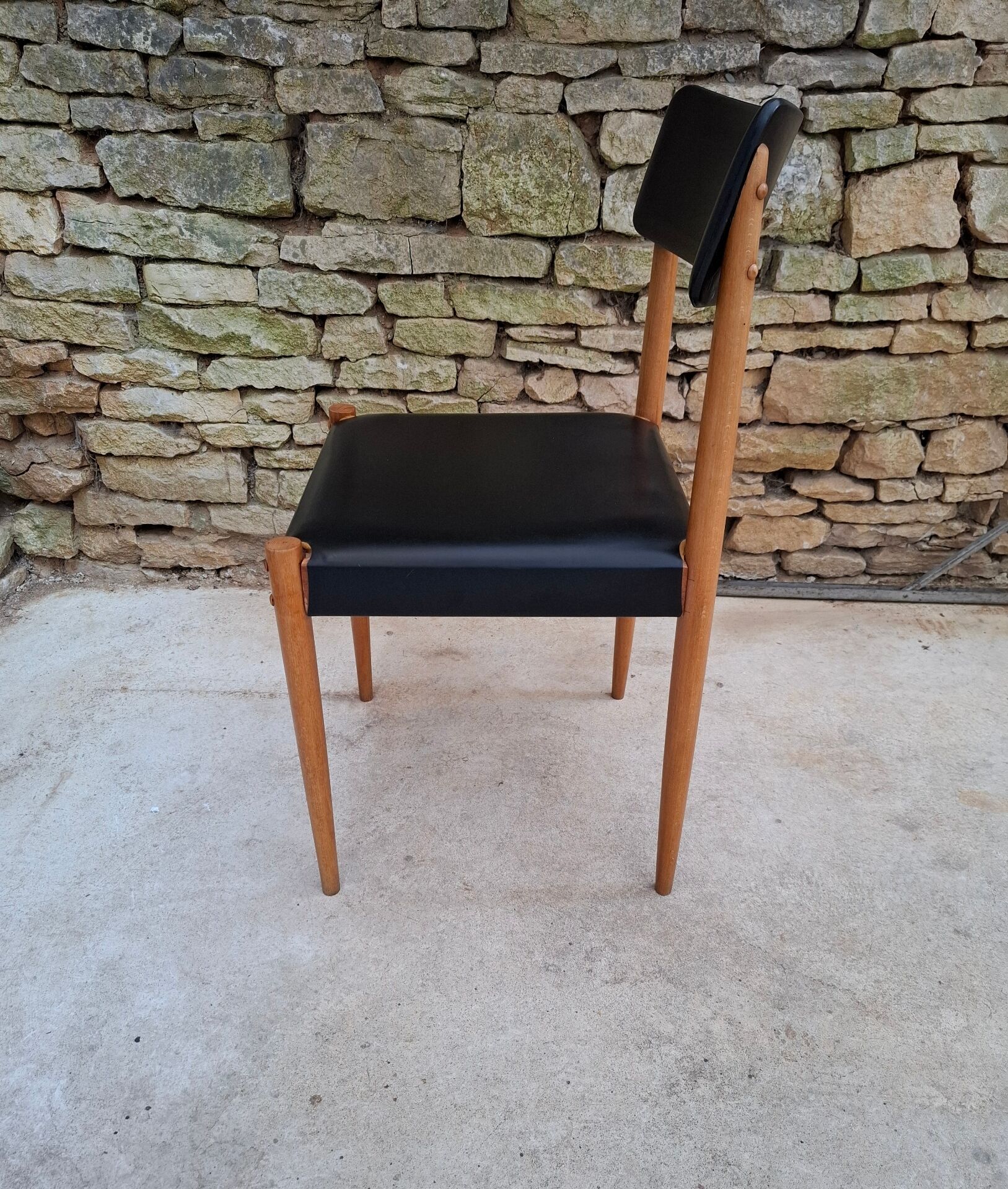 Chaise scandinave hêtre et skaï