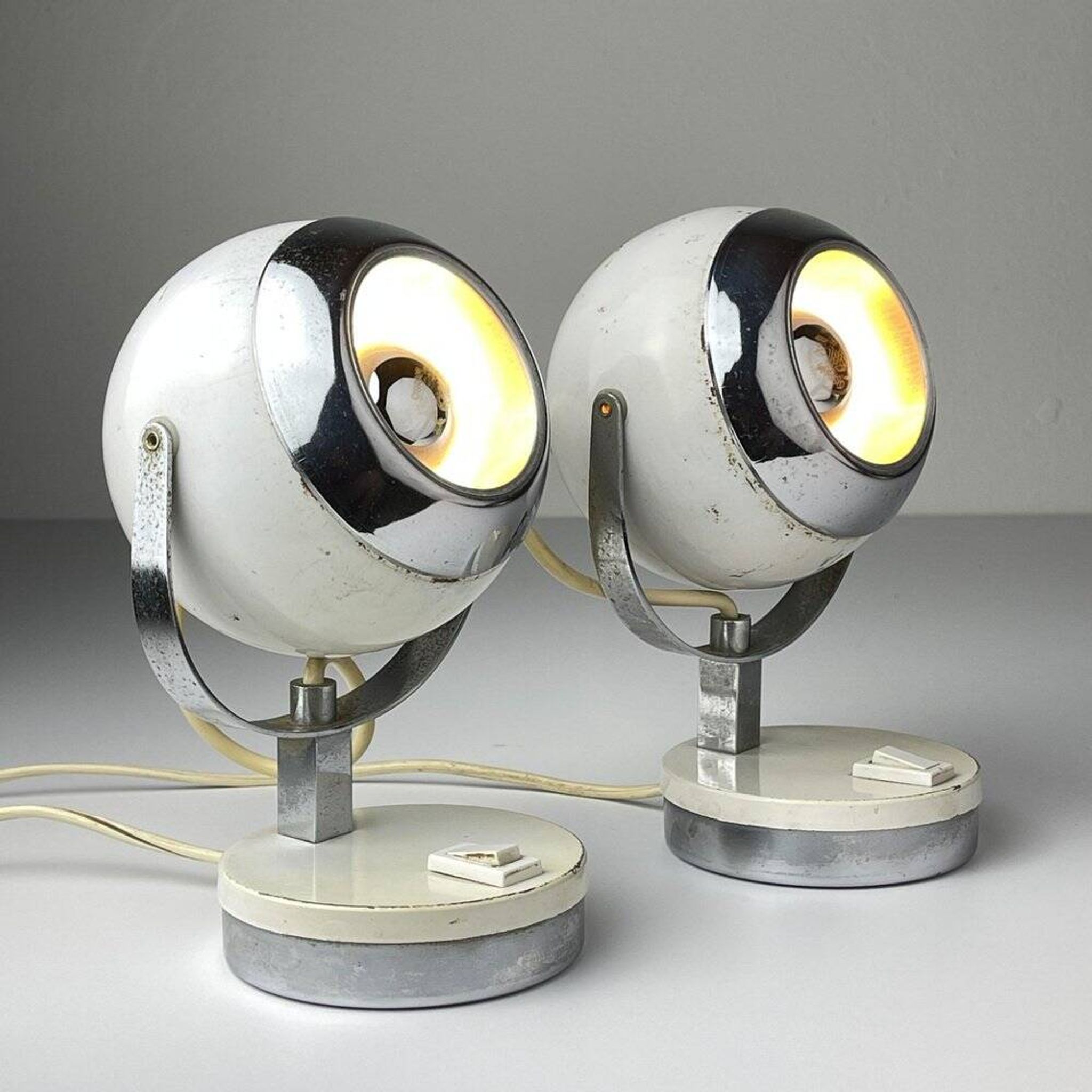 Lampes de bureau blanches du milieu du siècle, années 1960, ensemble de 2