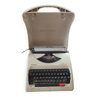 Machine à écrire Olympia Traveller C