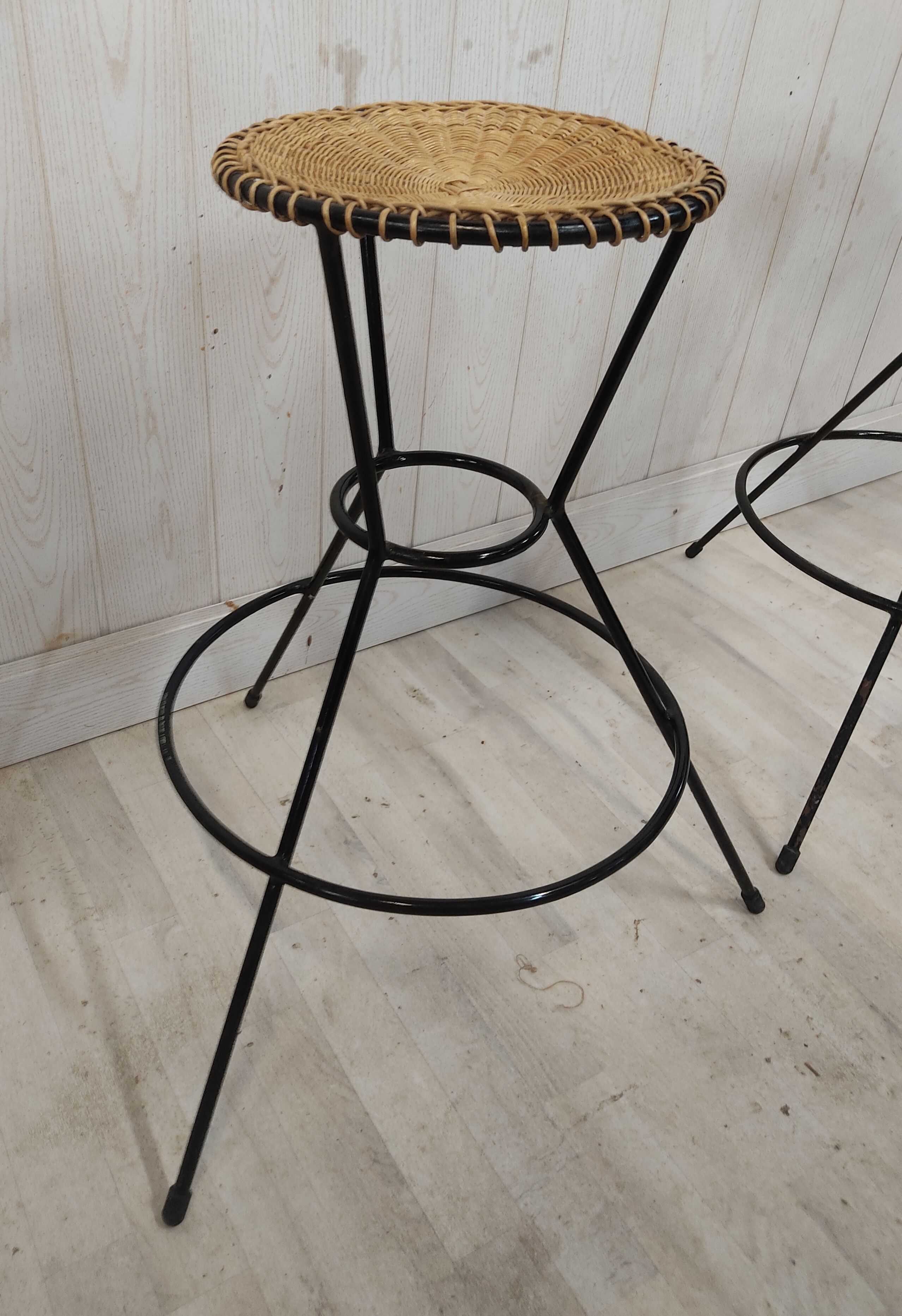 Vintage wicker bar and its two stools