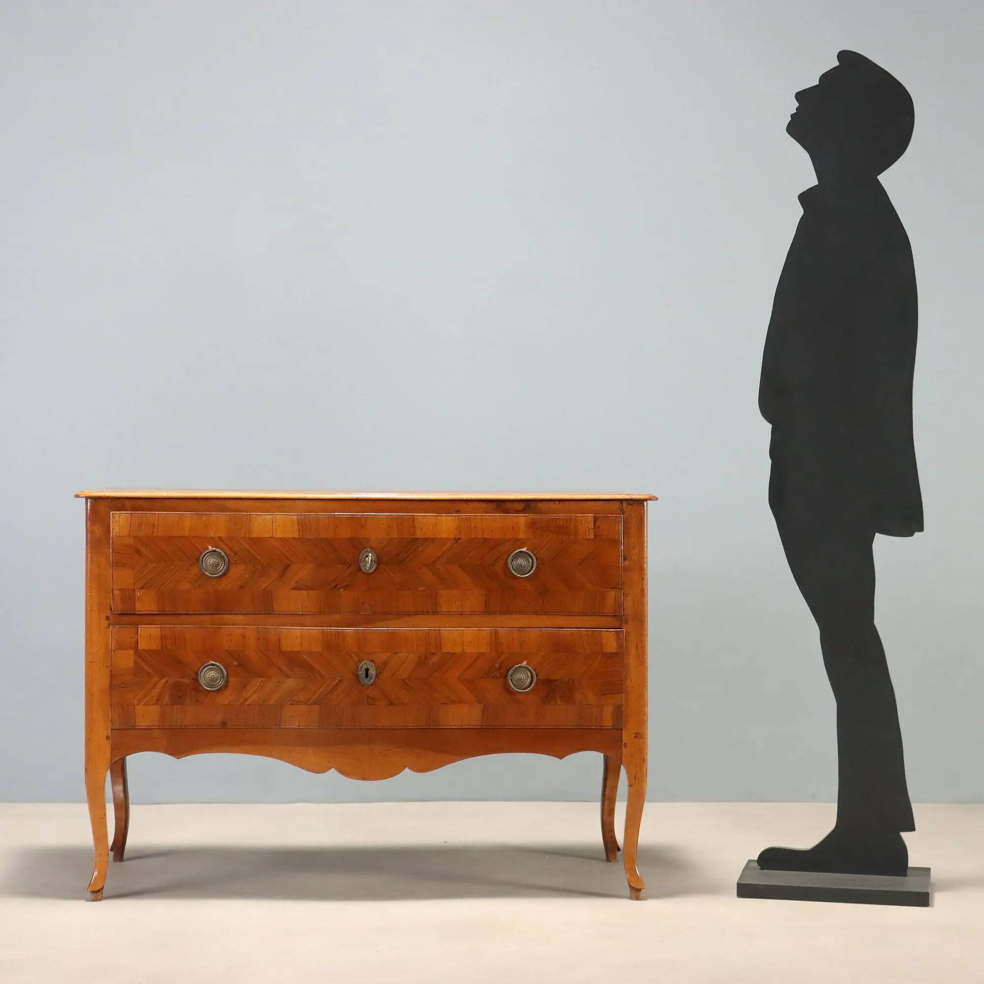 Antique baroque commode in walnut and bronze, Italy, 18th century.