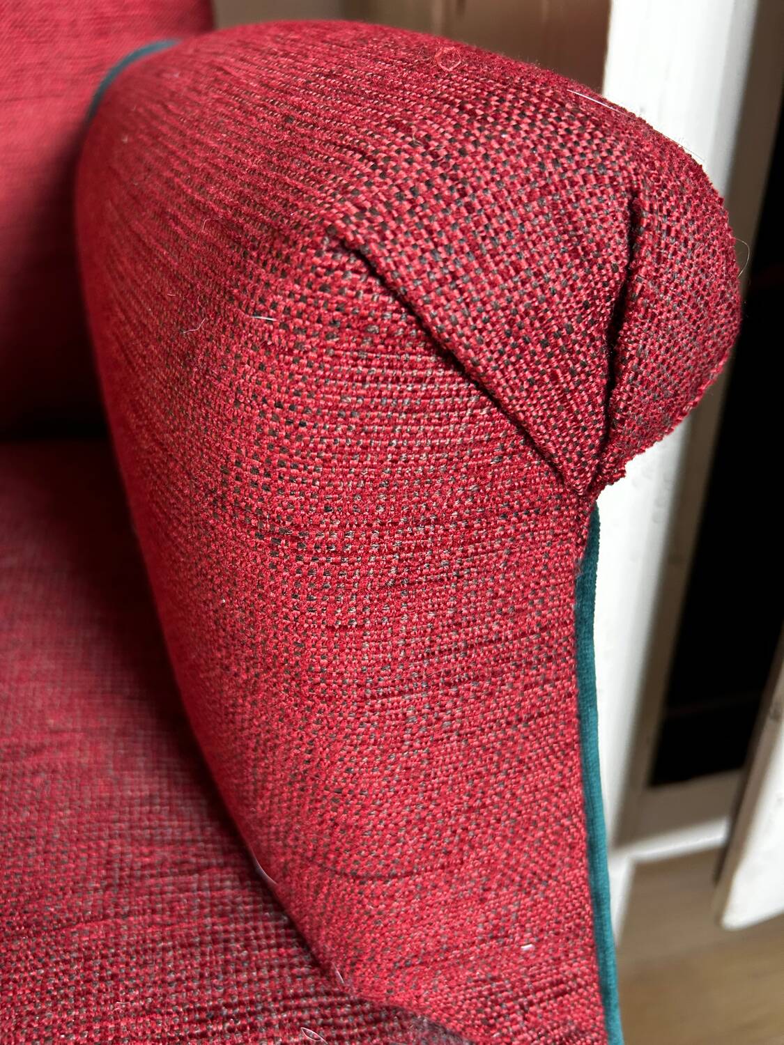 Fauteuil anglais rouge et son repose pied
