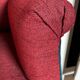 Fauteuil anglais rouge et son repose pied