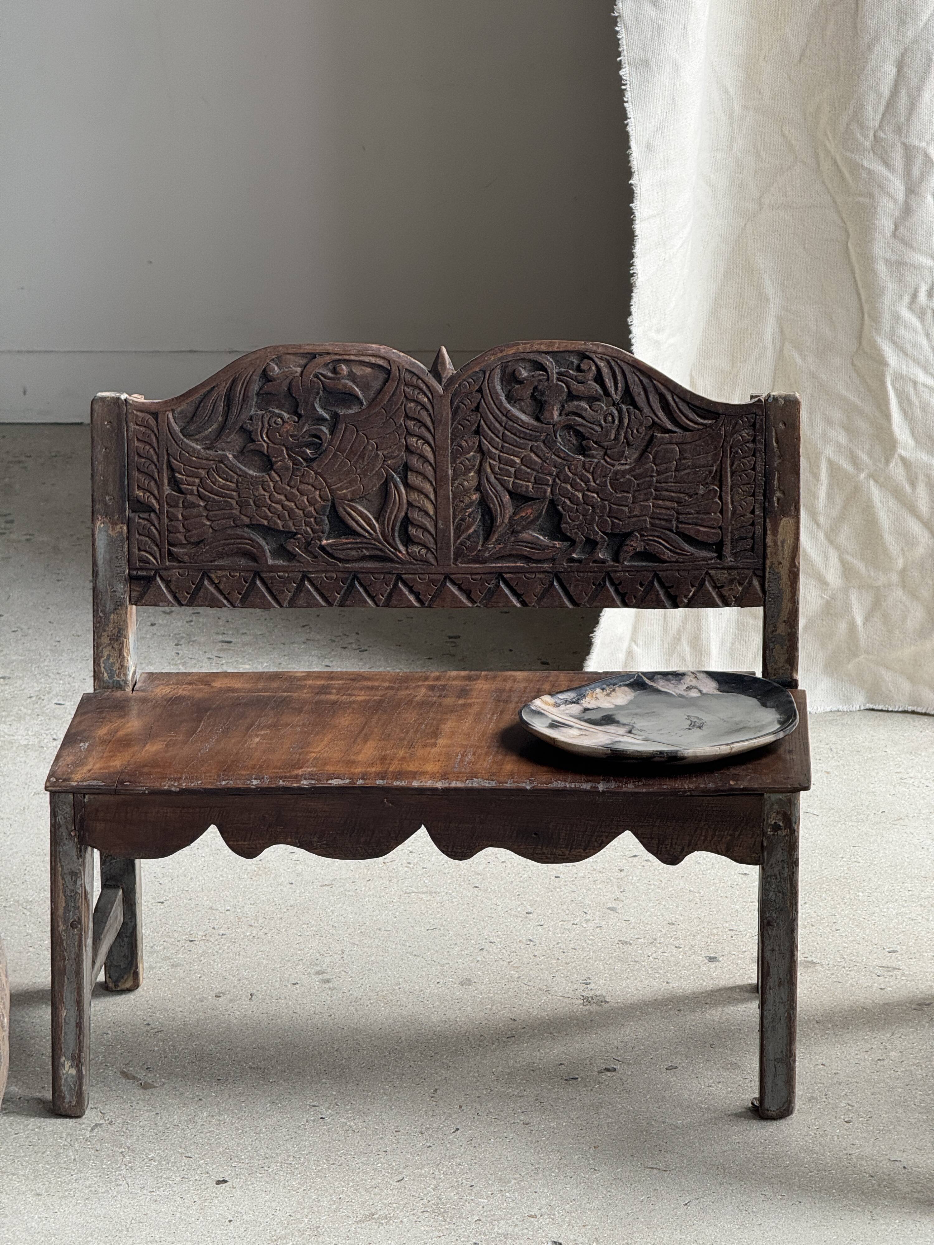 Mini banc à dossier sculpté à motif d'oiseaux stylisés H58 L61