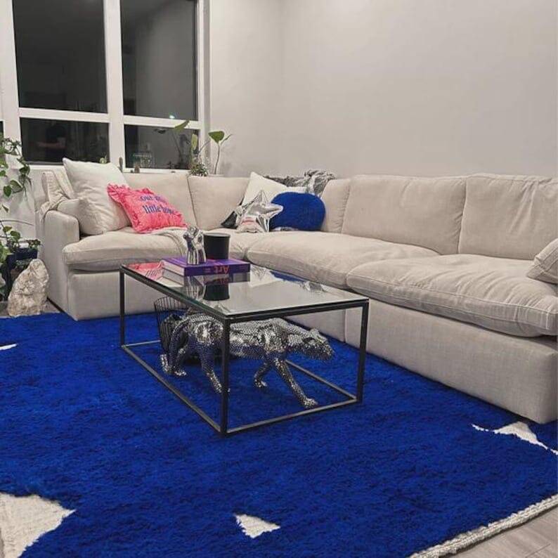 Traditional Moroccan rug from Oued Zam, size 150 x 250 cm.