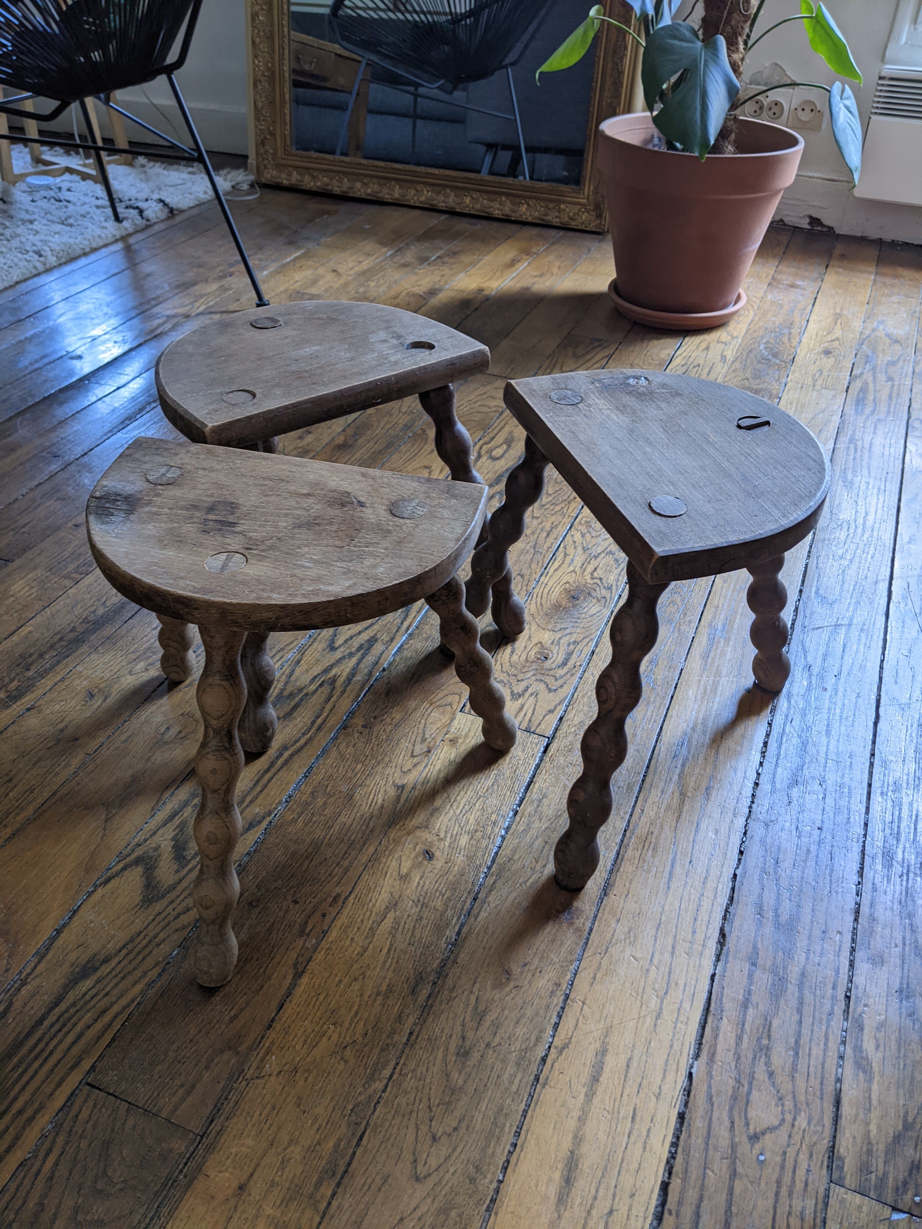 Lot de 3 tabourets tripodes en bois tourné