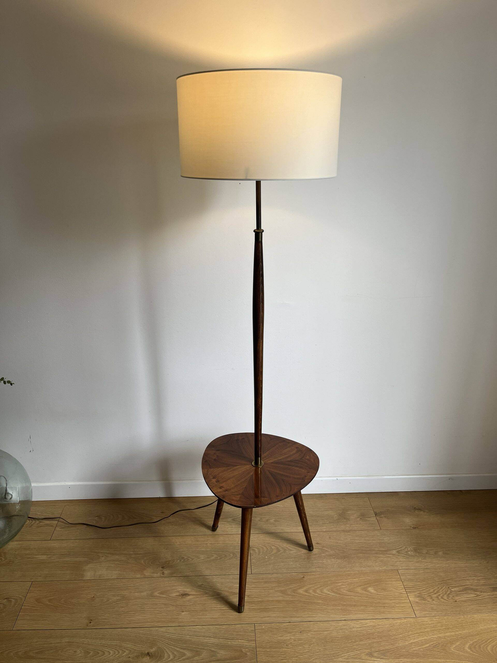 lampadaire vintage avec tablette et pied tripode