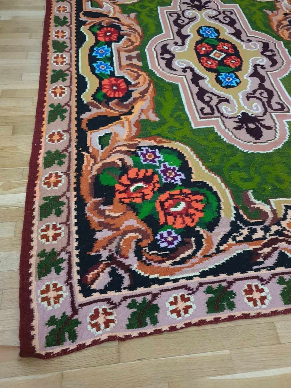Tapis floral tissé à la main Roumanie 244x165cm
