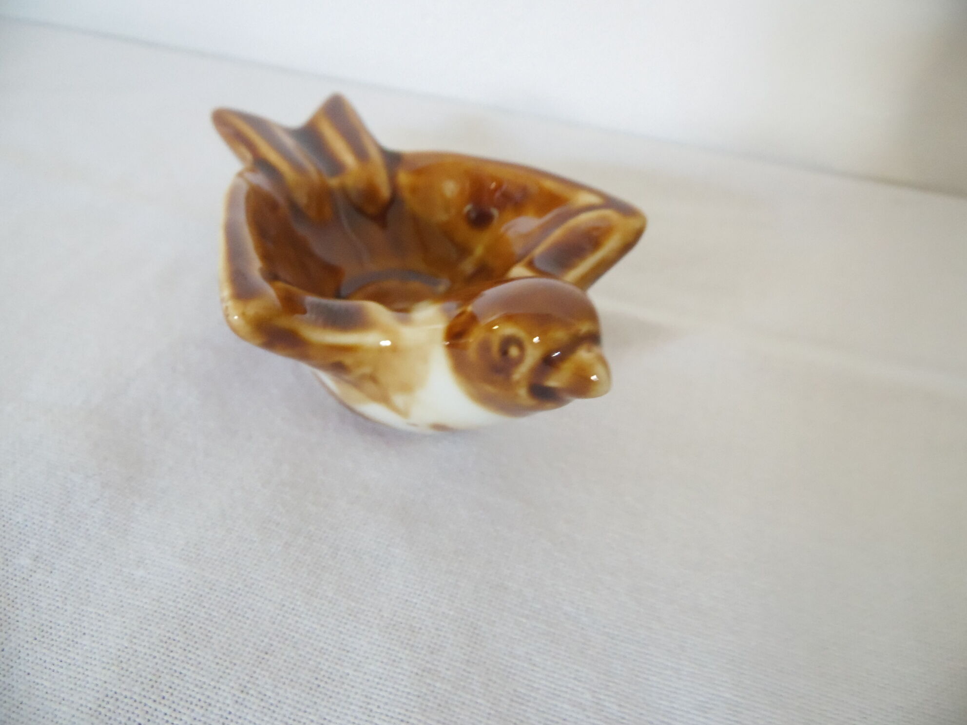 Empty pocket or ashtray model bird